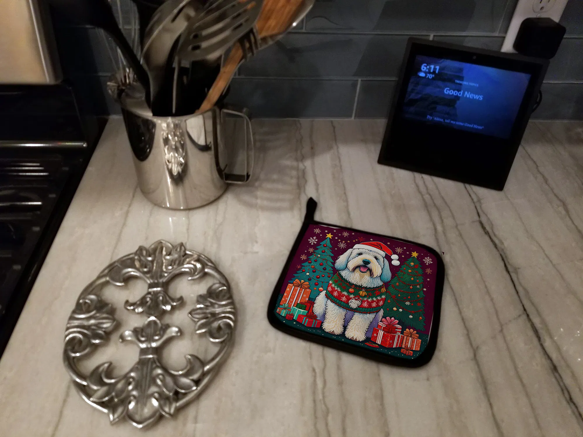 Old English Sheepdog Christmas Pair of Pot Holders Kitchen Heat Resistant Pot Holders Sets Oven Hot Pads for Cooking Baking BBQ, 7 1/2 x 7 1/2